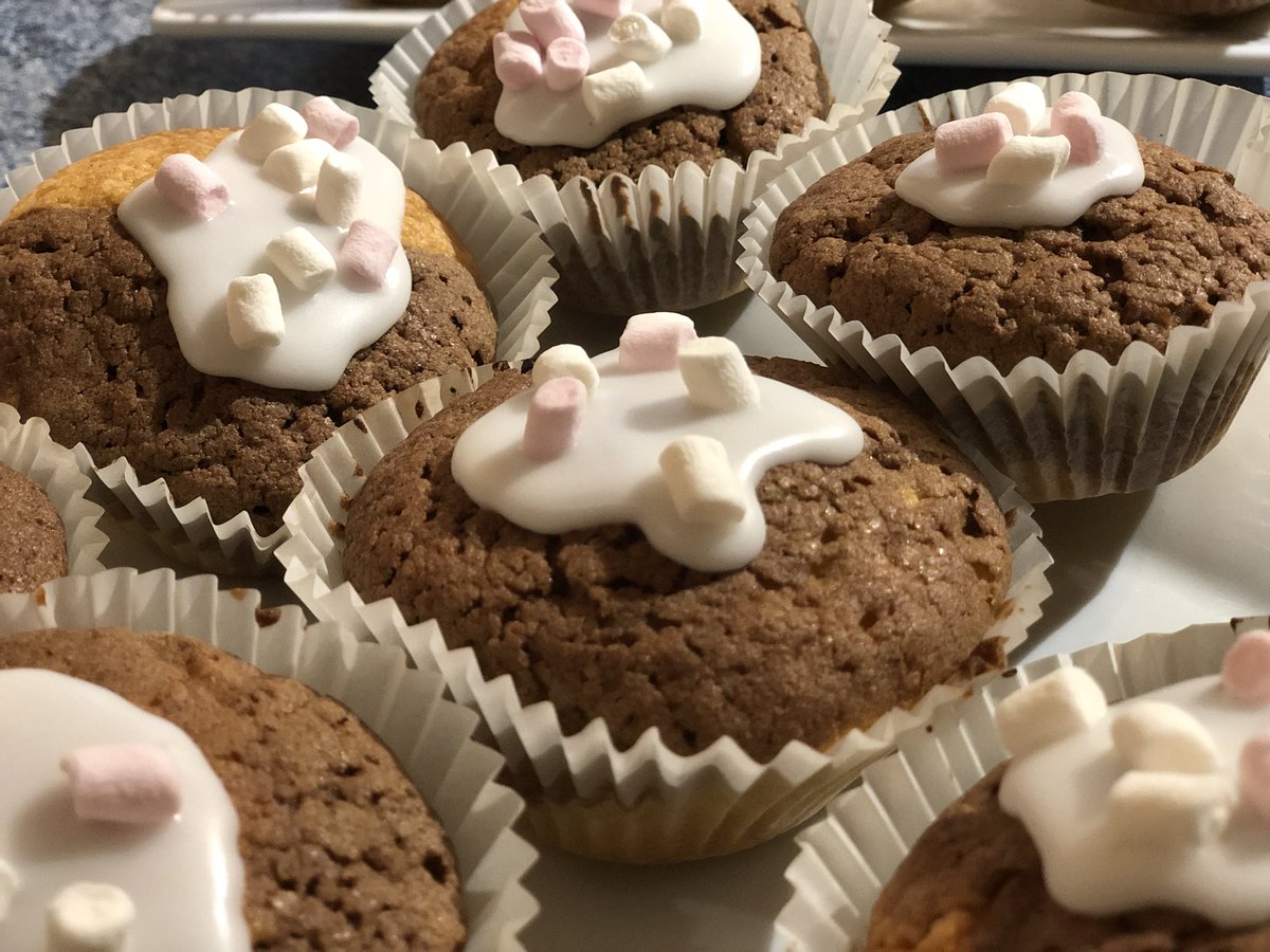 sammijo94's tweet photo. making marble fairy cakes π€π°π©π»βπ³ #baking #chocolateandplain #icing #minimallows https://t.co/x7S9D0I4dF