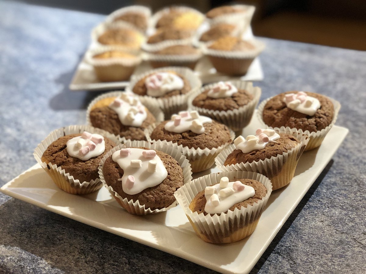 sammijo94's tweet photo. making marble fairy cakes π€π°π©π»βπ³ #baking #chocolateandplain #icing #minimallows https://t.co/x7S9D0I4dF