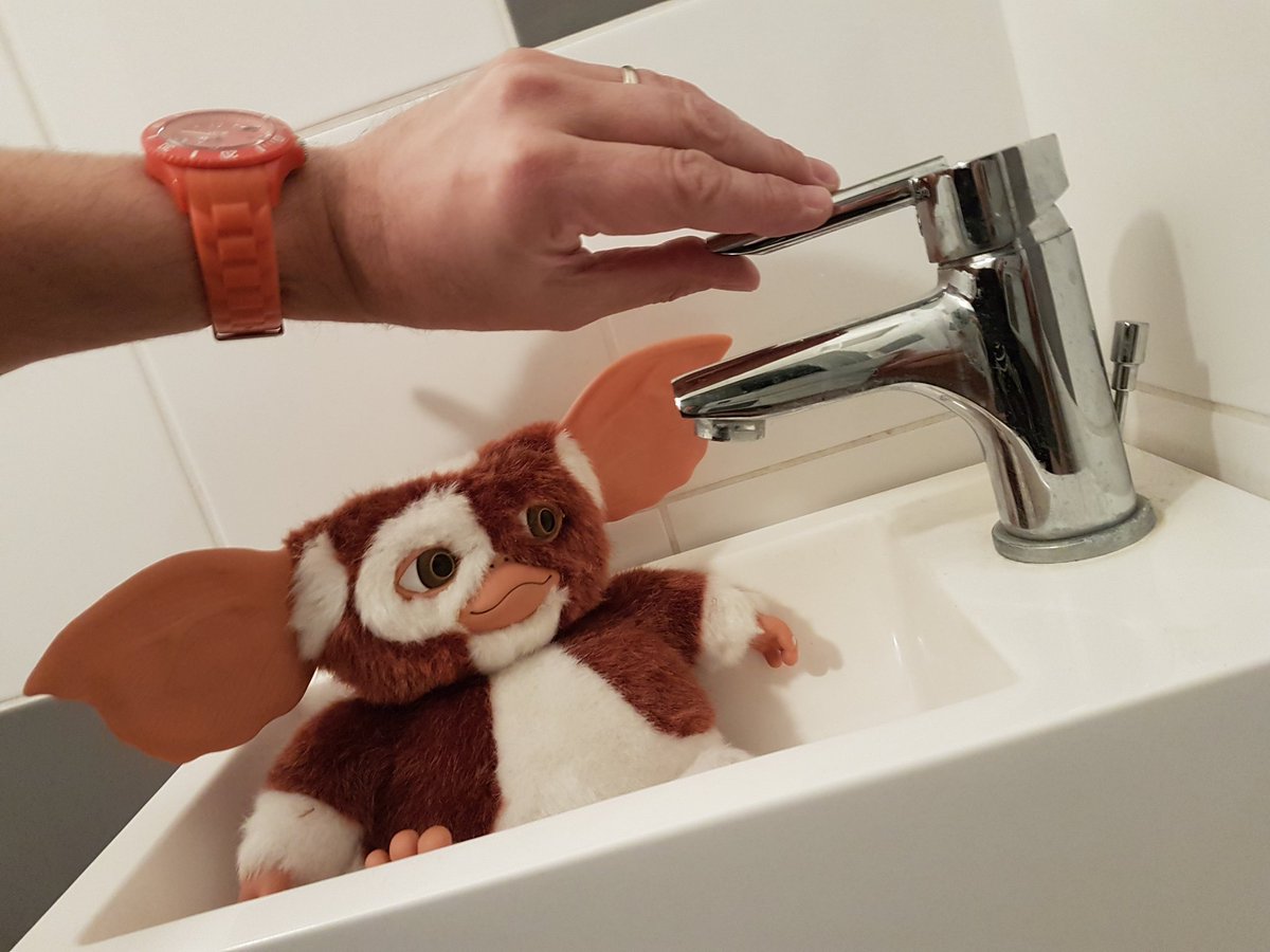 Marcuszeboulet's tweet photo. Et si j'essayais quand même... Juste pour voir !  😈 #GREMLINS #oufguedin https://t.co/tGZTZX6ufv