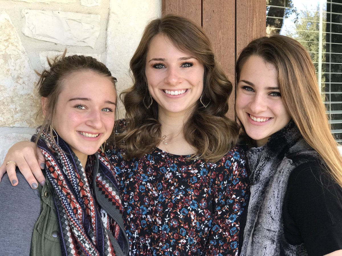 PersynGina's tweet photo. So thankful for my family!  Love when the girls are home from college! #ottgrateful https://t.co/afRrMFKbHV