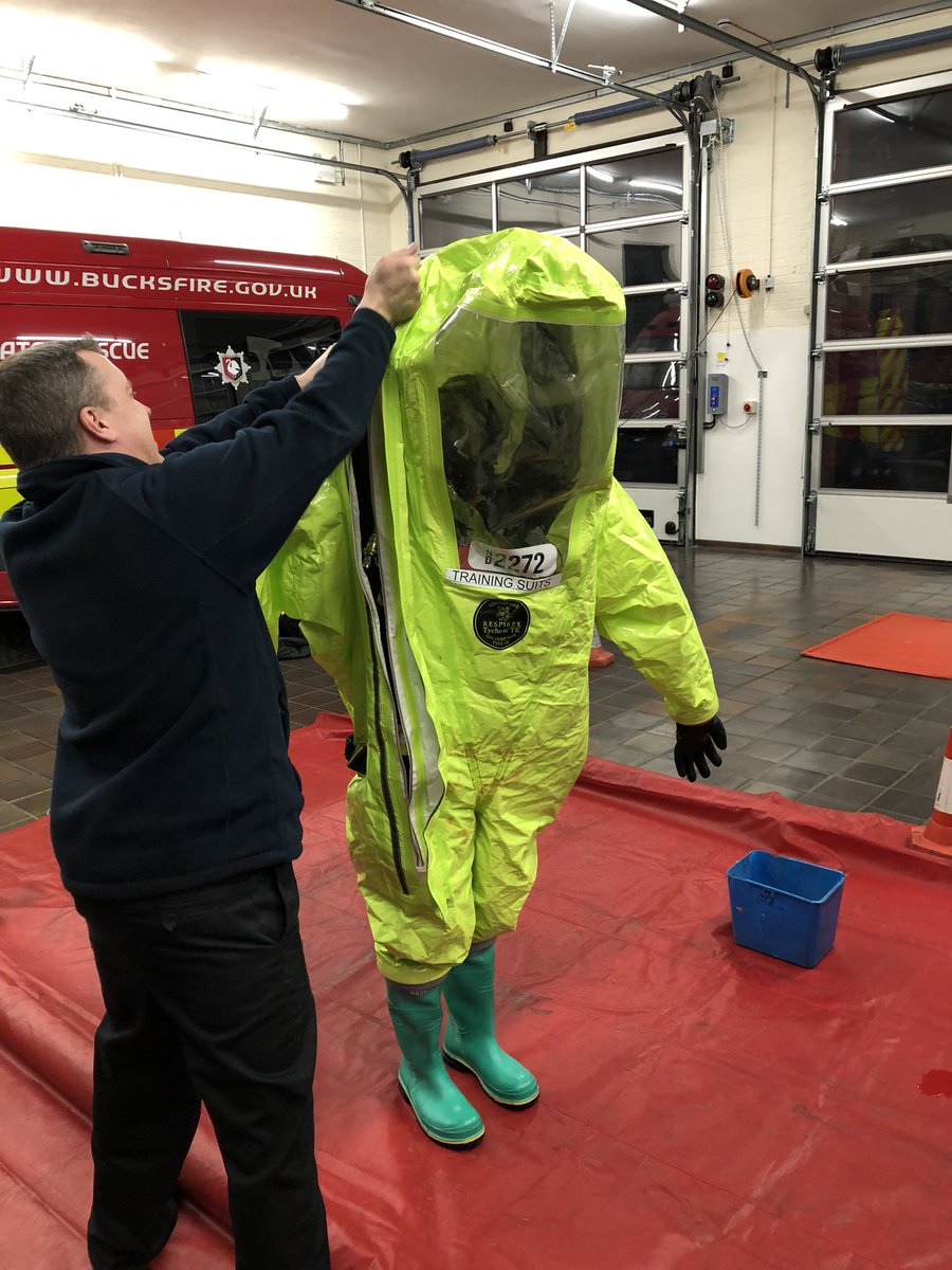 Beafirestation's tweet photo. This evening White Watch continued their Chemical response training to ensure we are ready for any type of incident. #keepingyousafe 👽 https://t.co/aNJzwt1CjO