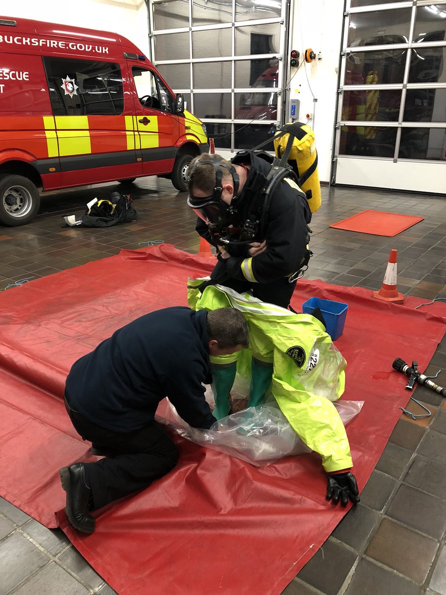 Beafirestation's tweet photo. This evening White Watch continued their Chemical response training to ensure we are ready for any type of incident. #keepingyousafe 👽 https://t.co/aNJzwt1CjO