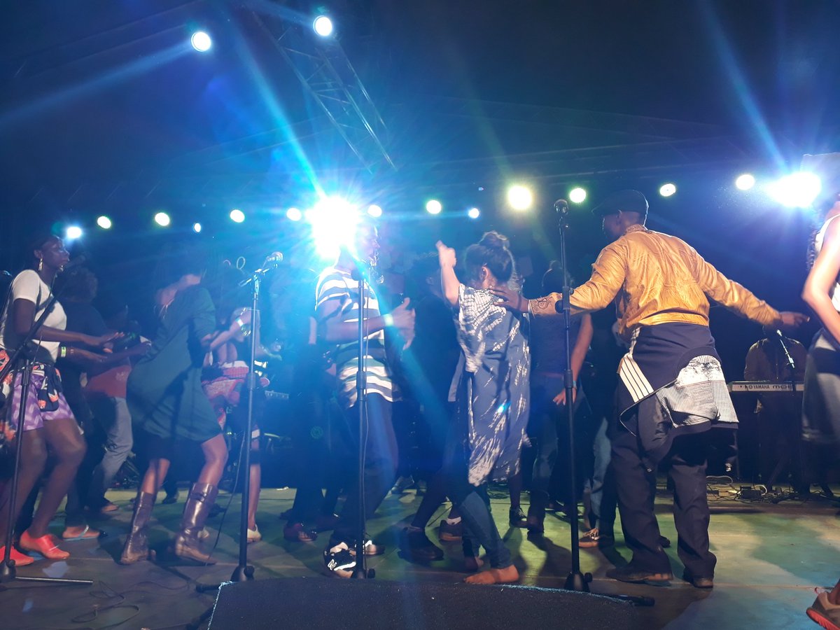 Chano8Mag's tweet photo. That time when some of the revellers stormed #MilegeMusicFest2017's stage in full swing. https://t.co/isTNrMYc5S