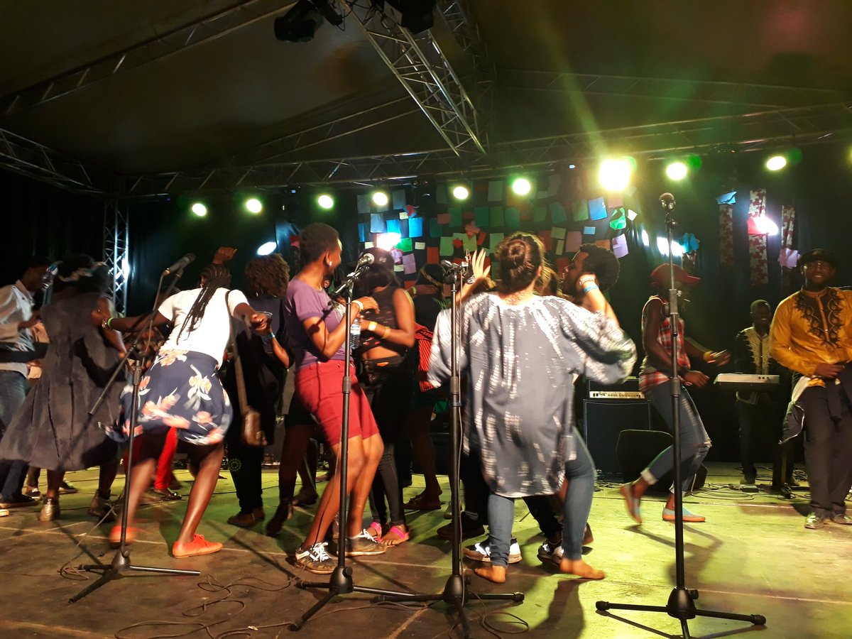 Chano8Mag's tweet photo. That time when some of the revellers stormed #MilegeMusicFest2017's stage in full swing. https://t.co/isTNrMYc5S