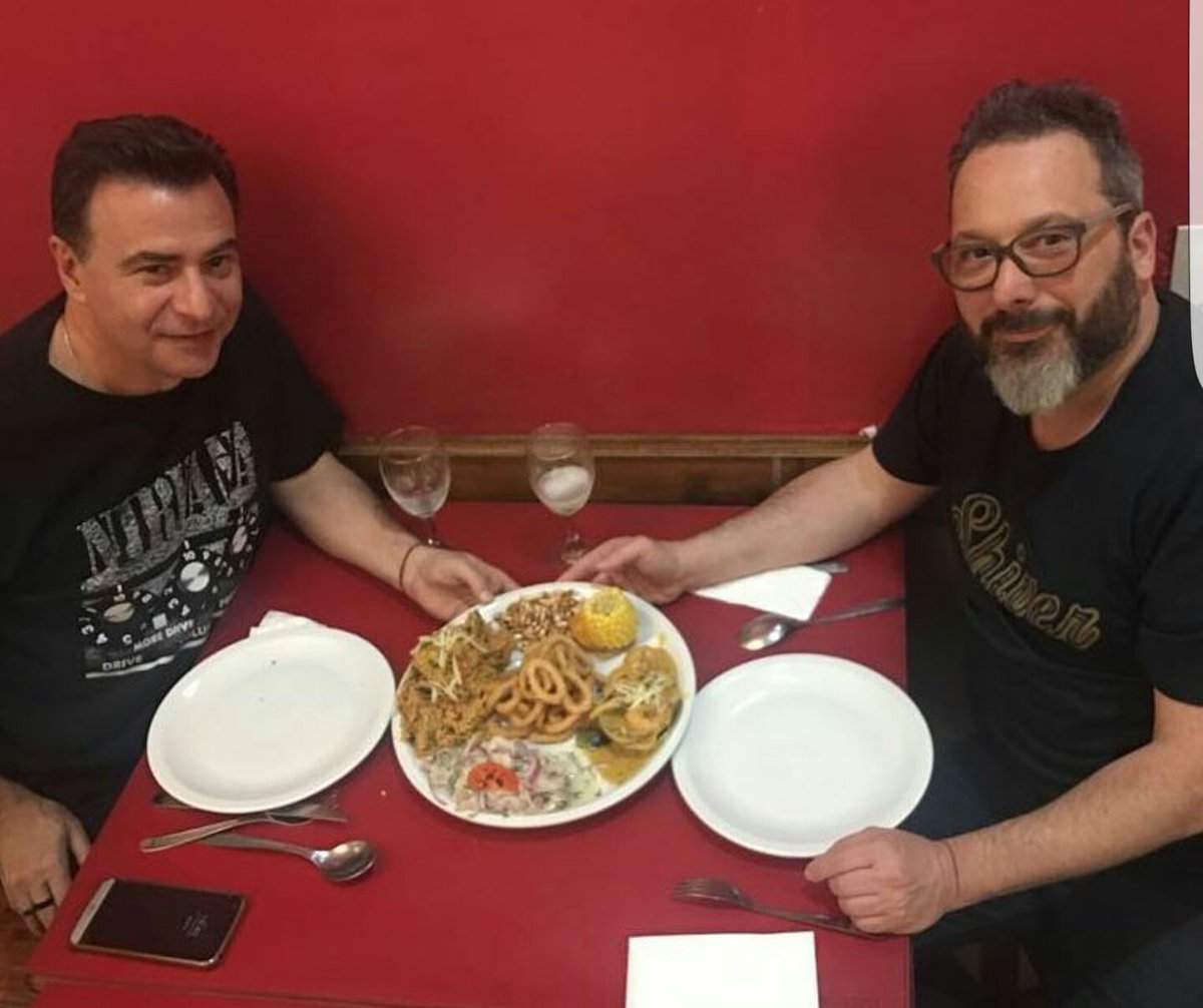 Castelopio's tweet photo. Como que no se animan a agarrarse la mano. https://t.co/wMxsoNjywa