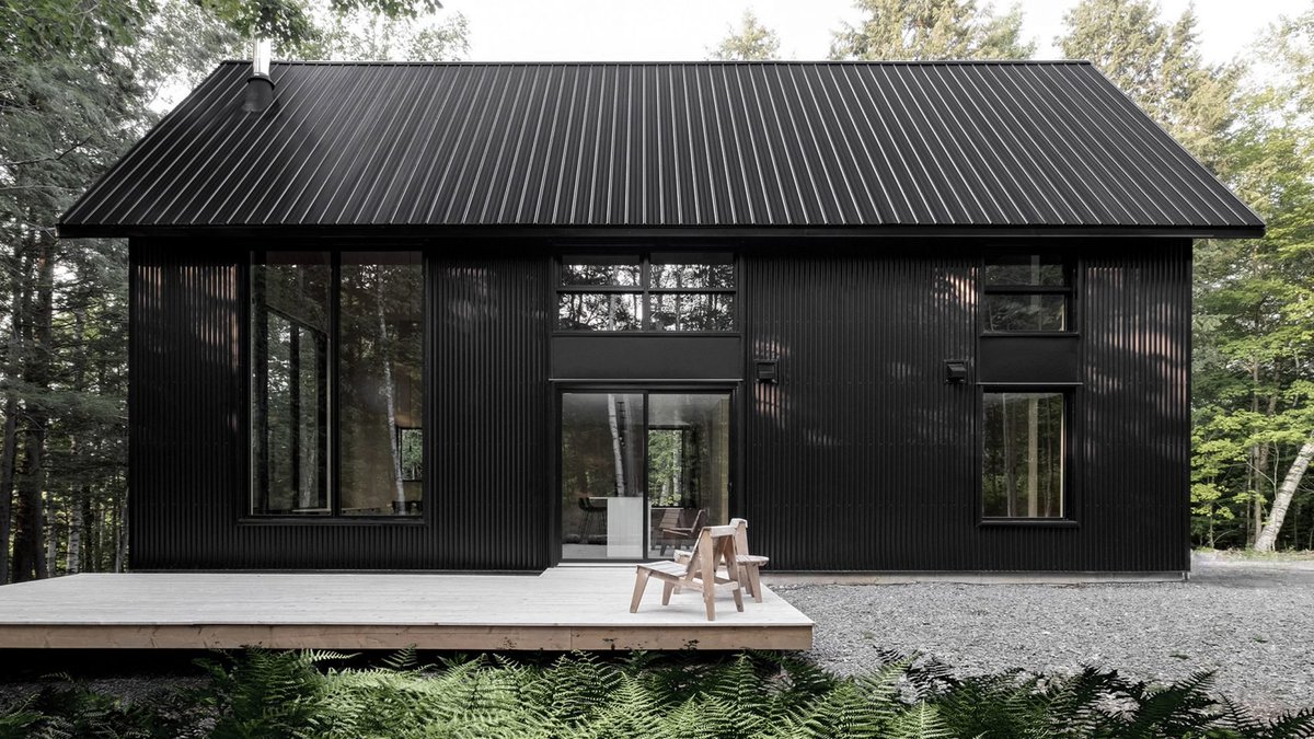 CroftArchitects's tweet image. Deep in the woods of Quebec, a black metal cabin style house has been built and hides within the forest. @Wood_for_Good @TRADA_ @cladcoprofiles hubs.ly/H09gkbZ0 #BlackCladding #Russianplywood #corrugatedsteel