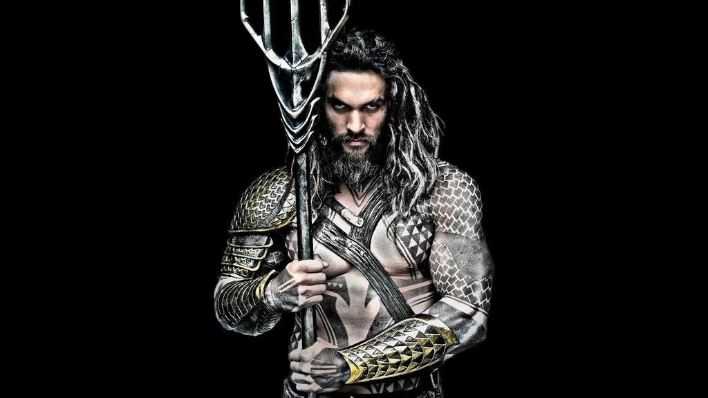 chloephantom's tweet photo. (photo-youtube)  Jason Momoa as Aquaman😊😎🎬 https://t.co/qSU6YqpgxY