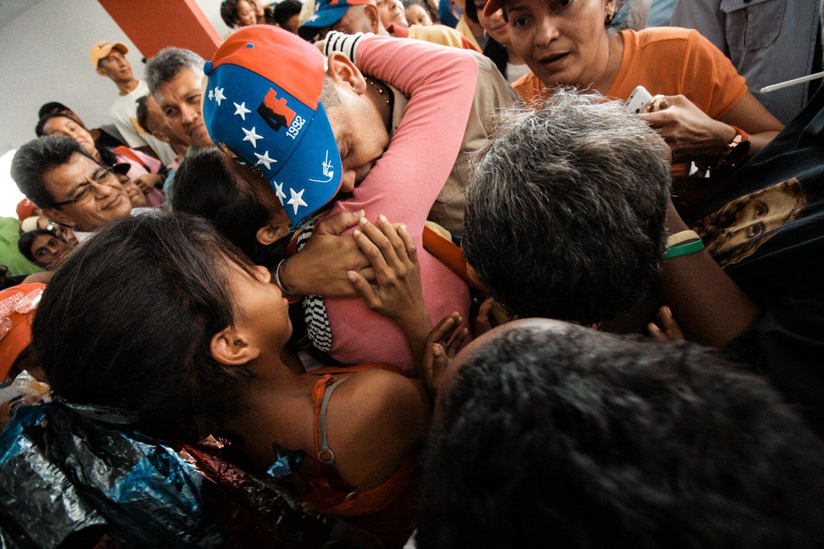 FuturoSeguroZ's tweet photo. La conexión amorosa del pueblo zuliano con @OmarPrieto_PSUV es INDESCRIPTIBLE, con AMOR profundo en el ALMA prometemos hacer IRREVERSIBLE la REVOLUCIÓN bajo las banderas de la LEALTAD y el COMPROMISO.
Omar, contamos con vos!
.
.
#AmorConOmarSePaga 
#ZuliaFuturoSeguro https://t.co/xGqcnGTOIA