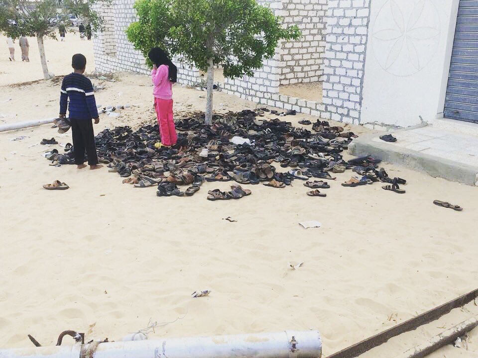 ا.ب. صوره لطفليين يبحثون عن احذيه اهلهم الذين قتلوا في مسجد الروضه.
لعنه الله علي الارهاب والارهابيين. 🇪🇬