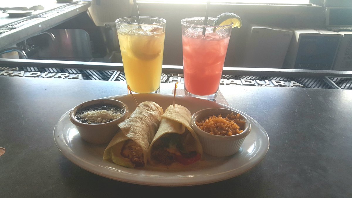 dcass423's tweet photo. Annual Holiday Appetizer Crawl with Susie.. 1st Stop - Artichoke Beignets 2nd Stop - Street Tacos 3rd Stop - New Style Sashimi Final Stop - Cheese Plate and Vino! #foodies #uberit! https://t.co/DpLOg57fmb