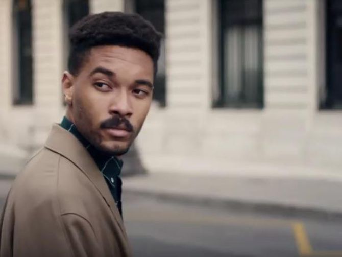 Samsung's Apple-bashing ad gets weird Motorola sequel cnet.co/2AvFodL