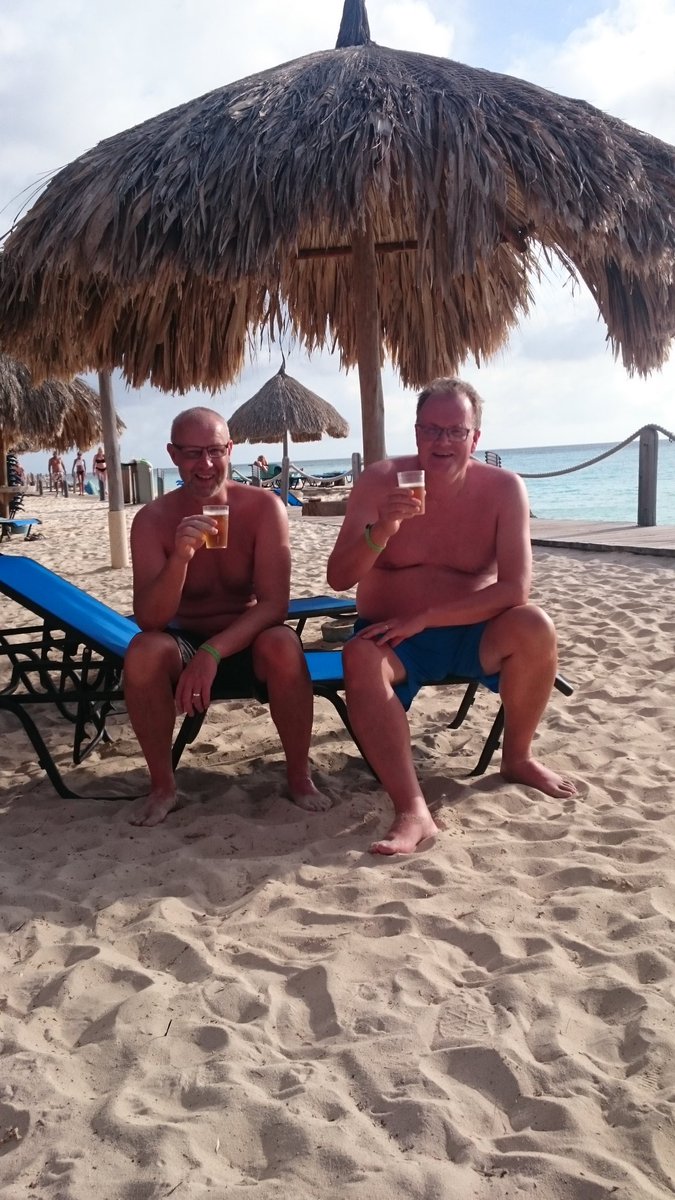 HasseUppsala's tweet photo. Tack @DIFHockeyse för segern!  Nu firar vi vidare på Aruba! https://t.co/QES9Rdw2R3