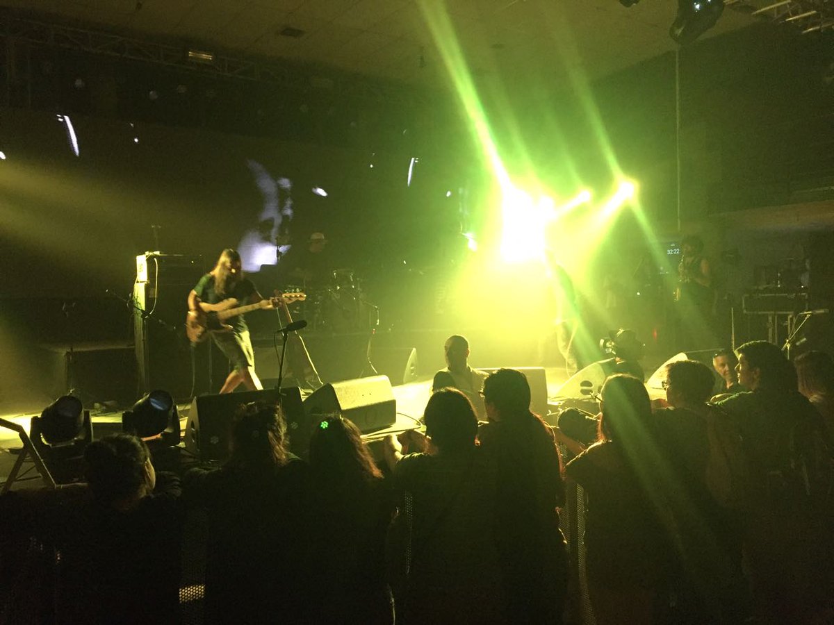 PulsarCL's tweet photo. El particular hip hop jazz de @operacionCAF, se hace presente en Pulsar Sala de las Artes, mientras todos sus fanáticos ya comienzan a corear sus canciones favoritas! 👏 ¿Estás en #FeriaPulsar2017? Usa el hashtag y comparte con nosotros! https://t.co/xXlYZFzEun