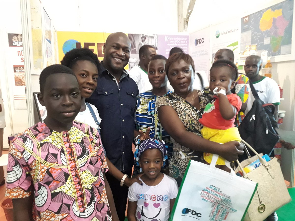 USAIDC4CP's tweet photo. And the whole #family came to @SARA_Abidjan!
#IFDCnews_SARA2017 #Civ225 #SARA2017 @AfricFertilizer @IFDCnews @BoPInc @ICRAedu #Abidjan #CIV225 #civ @fdpmd https://t.co/uXIh7qR4eJ