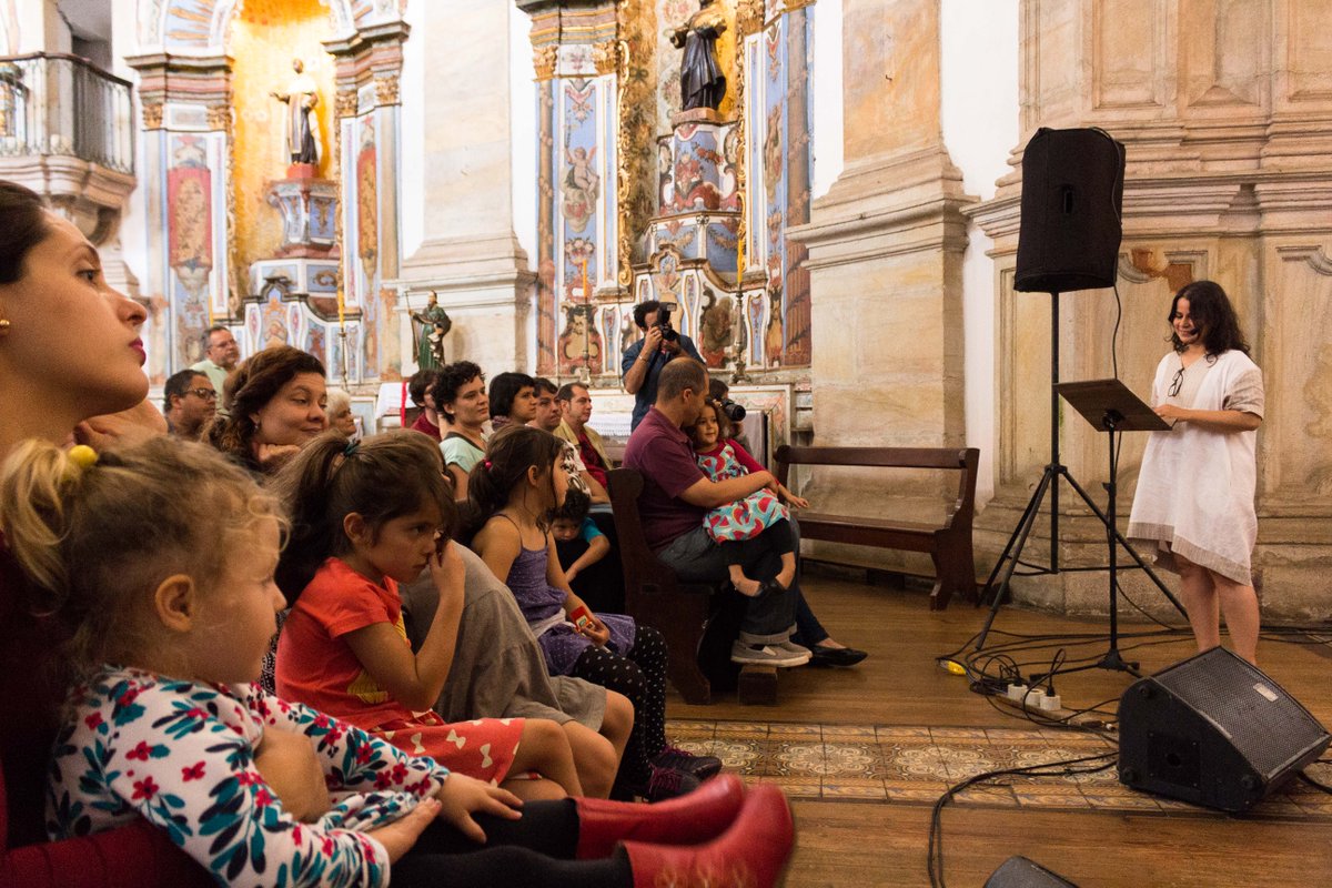 forumdasletras's tweet photo. A Igreja do Rosário recebeu hoje, na programação do Fórum das Letras, a Missa do Envio, com poemas de Simone Andrade Neves e música de Chiquinho de Assis. 📣📖🎶 #ForumdasLetras2017 #SentimentoDoMundo #PoesiaComoAntidoto 📷 Samuel Consentino https://t.co/oXA8quPlex
