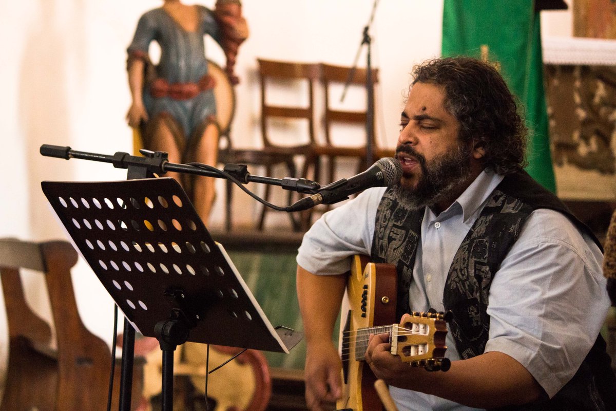 forumdasletras's tweet photo. A Igreja do Rosário recebeu hoje, na programação do Fórum das Letras, a Missa do Envio, com poemas de Simone Andrade Neves e música de Chiquinho de Assis. 📣📖🎶 #ForumdasLetras2017 #SentimentoDoMundo #PoesiaComoAntidoto 📷 Samuel Consentino https://t.co/oXA8quPlex