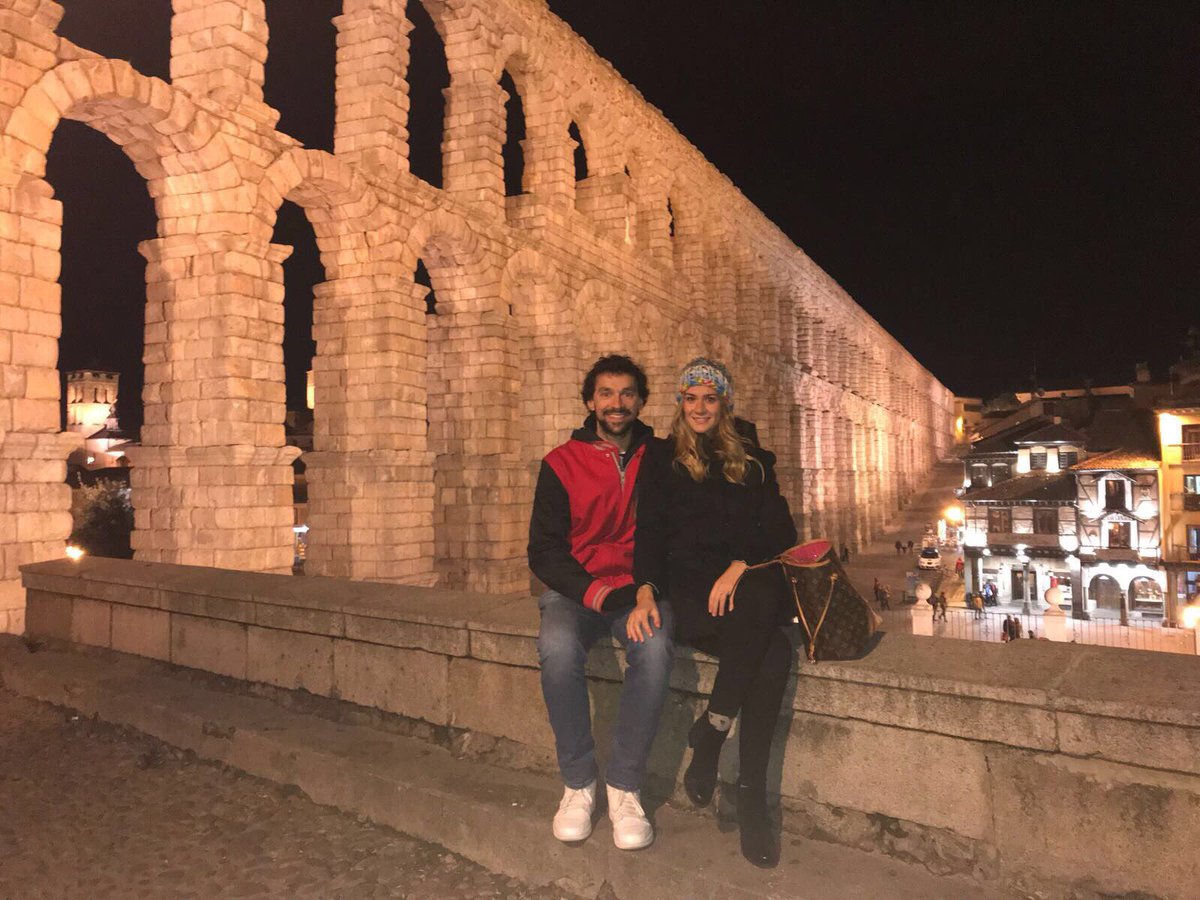 23Llull's tweet photo. Paseo nocturno en una ciudad preciosa en la mejor compañía 🏟
#CastillaLeon #Segovia https://t.co/xKeU6tiHXf