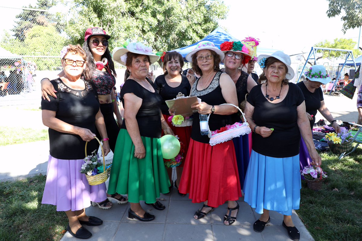 funfamilias's tweet photo. Mucho color, sonrisas y amor en el Carnaval Villa Los Eucaliptus de La Pintana. @tererey3 @fundapintana @MuniLaPintana https://t.co/4ZyyNt6HO8