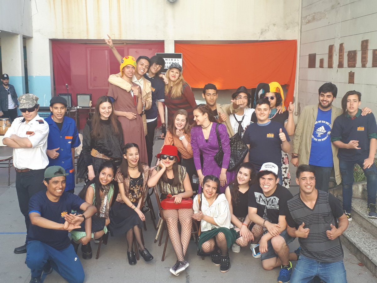 Actividades con los jóvenes y sus familias #Arte #FamiliayEducación #ComunidadEducativa <a href="/Soledad_Acunia/">María Soledad Acuña</a> <a href="/andreabruzos/">Andrea Bruzos</a> @escuelabiertabs