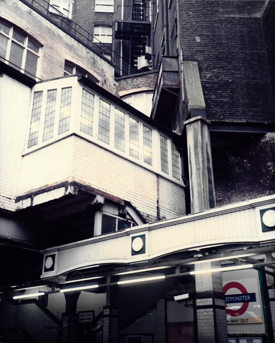 AstroKomrade's tweet image. Whether from below, above or way above, London is a unique and captivating city.  #OneWorldManyViews