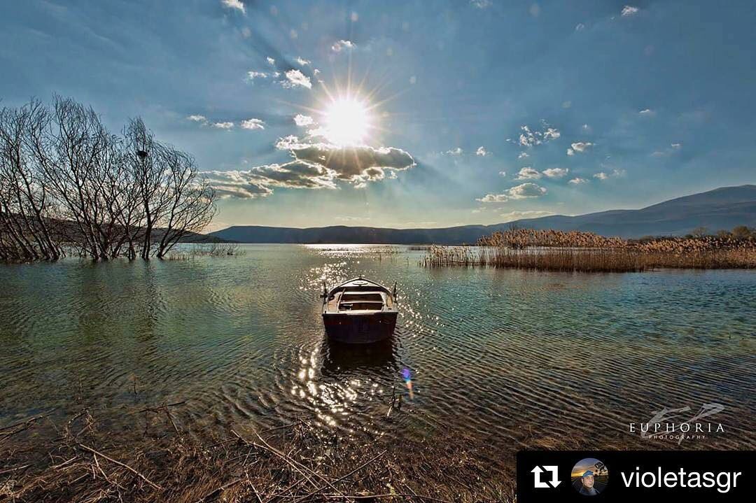 theGRobsv's tweet photo. #Vegoritida
Picture Of The Day 25|11|2017 #GO🇬🇷 
・・・
Sunset in #lake Vegoritida
#sunset #sun #water #edessa #boat #mountains #beach #travel #greece #hellas #travelingreece #pictureoftheday #smallworld #colourful #shadow #arnissa #pella #europe #ellada https://t.co/Uit4KpQ0Q3