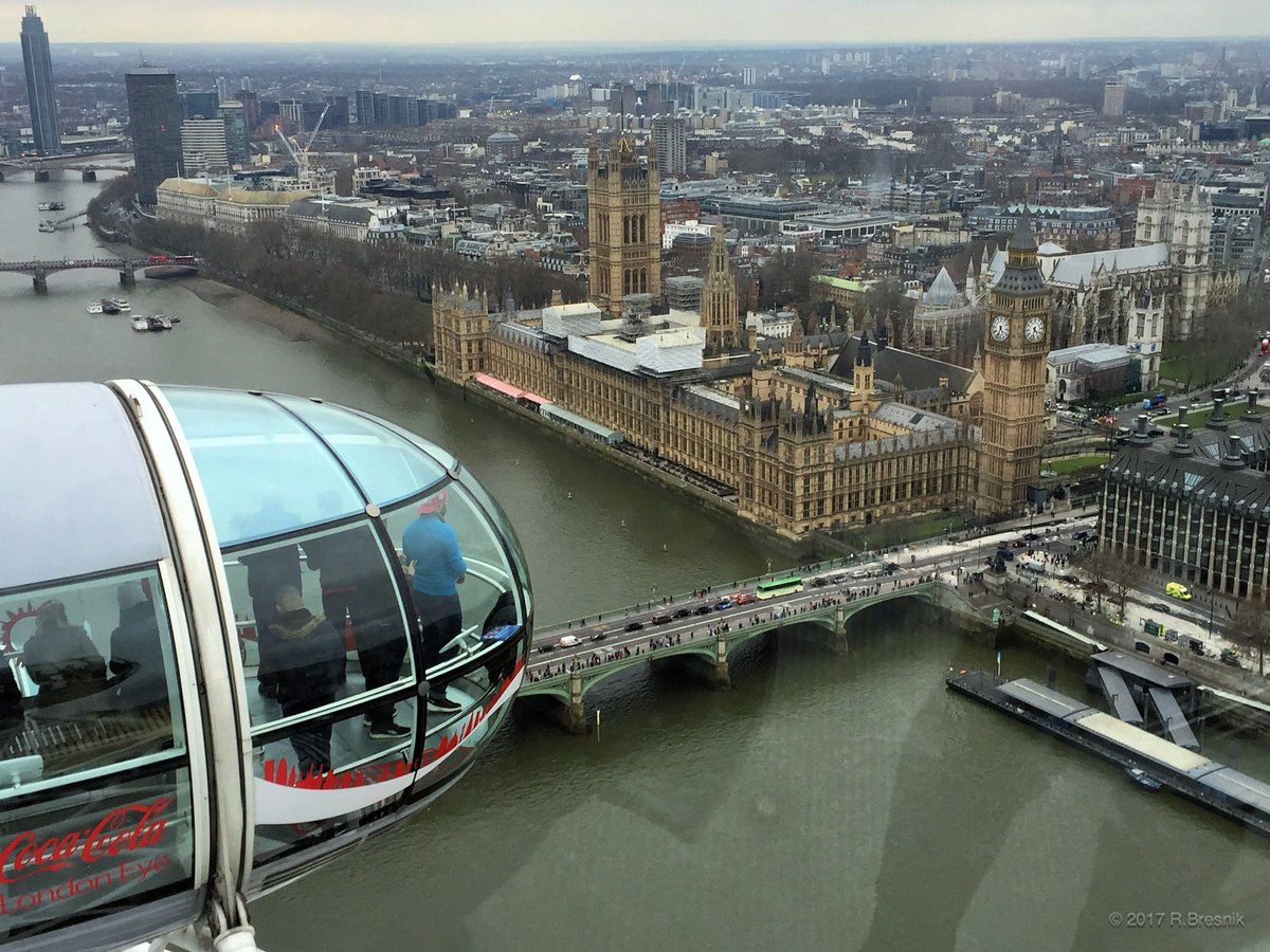 AstroKomrade's tweet image. Whether from below, above or way above, London is a unique and captivating city.  #OneWorldManyViews