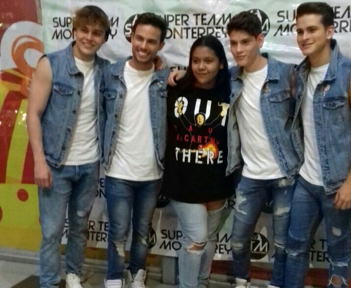 saraguerrero___'s tweet photo. @LTresOficial Son las mejores personas ❤❤❤ https://t.co/GB7p5Z1Xuj