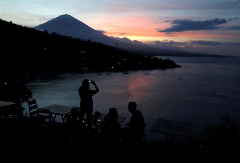 Reuters's tweet photo. Bali's Mt Agung erupts again, island 'still safe' https://t.co/Sh8Lcvt8Op https://t.co/mCAOxx8pDD