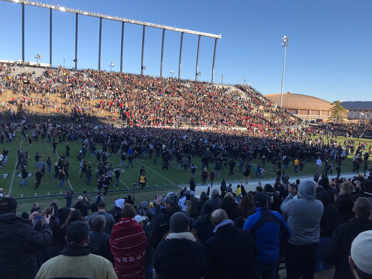 Rivie00's tweet photo. So many happy people in West Lafayette! #thebucketisback #bowling Congrats to @JeffBrohm and his staff. https://t.co/DWet2JjtOG