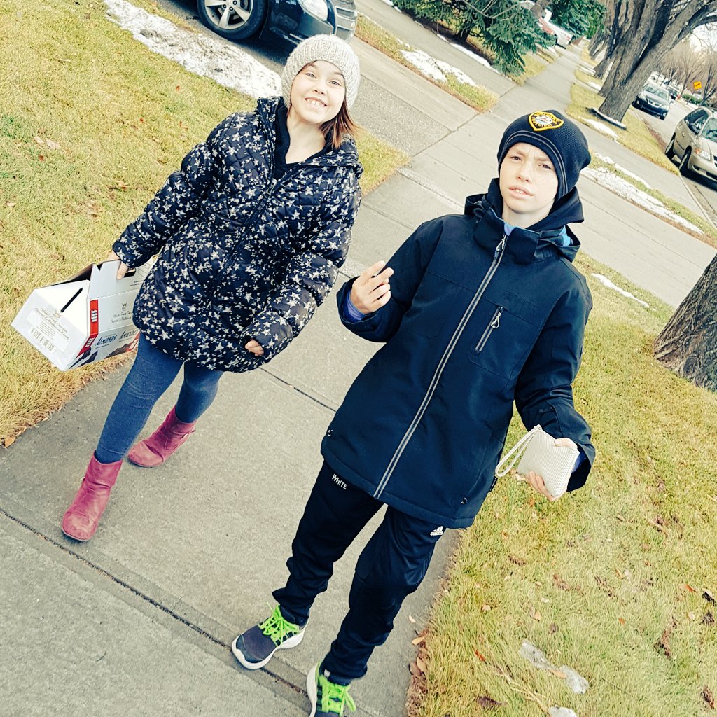 Foothills06B's tweet photo. Back on the job hustlin' those chocolate almonds! Need your fix? #hmu #foothillsfc #fundraising #sales #childlabour https://t.co/XIXhfmg09i