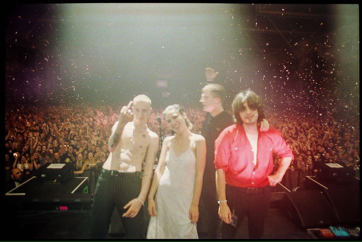 wolfalicemusic's tweet photo. Cheers ally pally ❤ https://t.co/mjHt0n3Wki