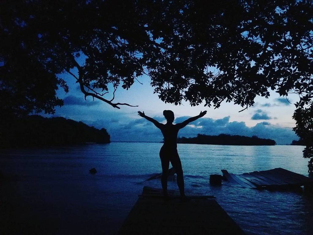 mjoi1584's tweet photo. Seeing glowing phytoplankton like a scene out of Avatar for the second time (1st in Puerto rico) has me feeling blessed. .
.
.
#phytoplankton #lagunalaencantada #islagrande #silouhette #pose #beauty #nature #fitness #views #colombia #puertorico #livefre… https://t.co/dOwqAziIWc https://t.co/ORg1HIzZnz
