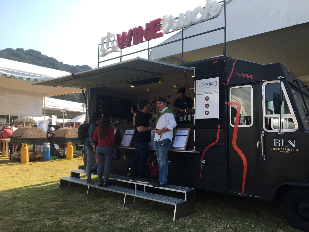 GastronautaDF's tweet photo. Ya llegamos a la hermana República de #Huixquilucan! 

Estamos en @LaVendimiaMex con nuestros amigos de @ConvinoMx probando vinazos 🍷 y comiendo felices 🍖como enanos. 🧙‍♂️

Si andan por acá, saluden!
#convinomx https://t.co/D20qA56xiM