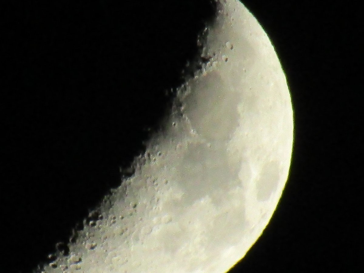 sammymill85's tweet photo. Blanking my ass off but managed to get few pictures of the moon this evening https://t.co/H75opEBlLy