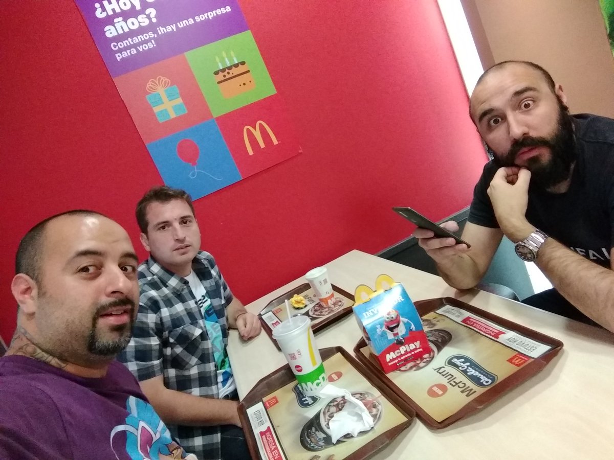 jerecurci's tweet photo. La previa de #GamePodLive. Si, salieron muñecos de Mario. https://t.co/cmR7jzCJtw