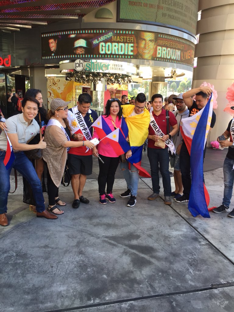 mjfelipe's tweet photo. LOOK: Pinoy fans gather infront of Planet Hollywood to show full support for #MissUniverse #Philippines Rachel Peters. https://t.co/2w03zOWOsT