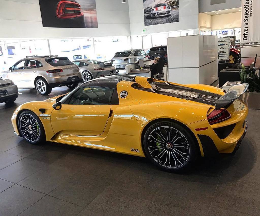 clydescars's tweet photo. Next level #goals !! I guess when u own the dealership u can park your #918 wherever u want!!! 🙏🏼🙏🏼 #Uber #UBob #lol. Enthusiast owned dealerships!! #Respect 💯💯 https://t.co/XsF3c8Nm35