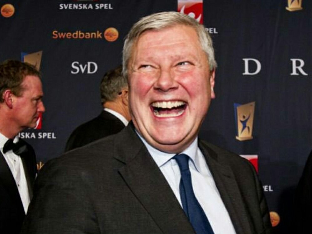 Bombmannen2's tweet photo. Reporter: Respekterar du kvinnor? #svpol #MeeToo #larsohly https://t.co/cVGzkhRBEM