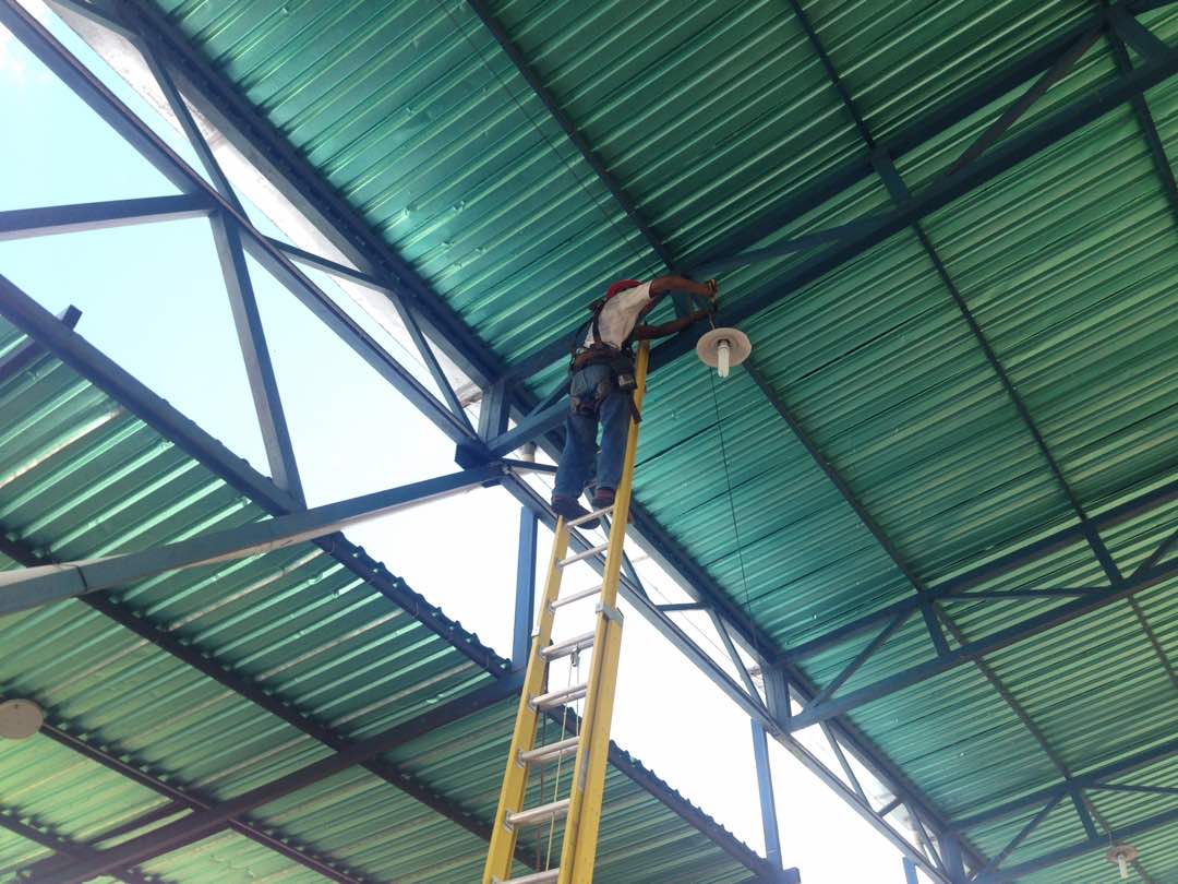 GobAmazonas's tweet photo. #RecuperacionDeCanchas | Continúa la  @GobAmazonas con el mejoramiento de los espacios deportivos en la Ciudad de Pto Ayacucho
@MLambiente https://t.co/acNvWvvFz4