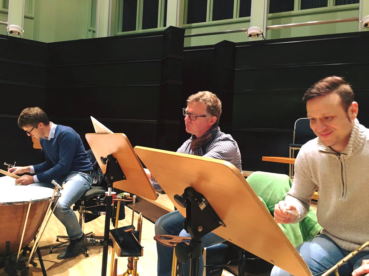 Die Proben für unser 3.Philharmonisches Konzert unter der Leitung von <a href="/Paul_McCreesh/">Paul McCreesh</a> sind in vollem Gange! Auf dem Programm stehen diesmal: Benjamin Brittens Lacrymae für Viola und Orchester mit unserem Solobratschisten Boris Faust und das großartige Requiem von W.A. Mozart!