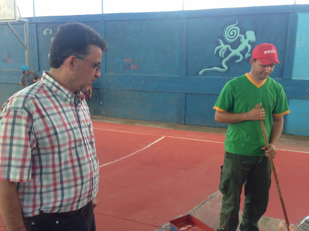 GobAmazonas's tweet photo. #RecuperacionDeCanchas | Continúa la  @GobAmazonas con el mejoramiento de los espacios deportivos en la Ciudad de Pto Ayacucho
@MLambiente https://t.co/acNvWvvFz4