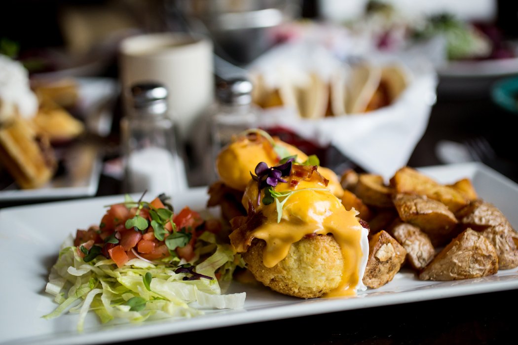 eloriginaltxmx's tweet photo. Sometimes all you need is a simple #TexanEggsBenedict and home fries to fill you up. #ElOriginalTxMx https://t.co/zShHa6wwfI