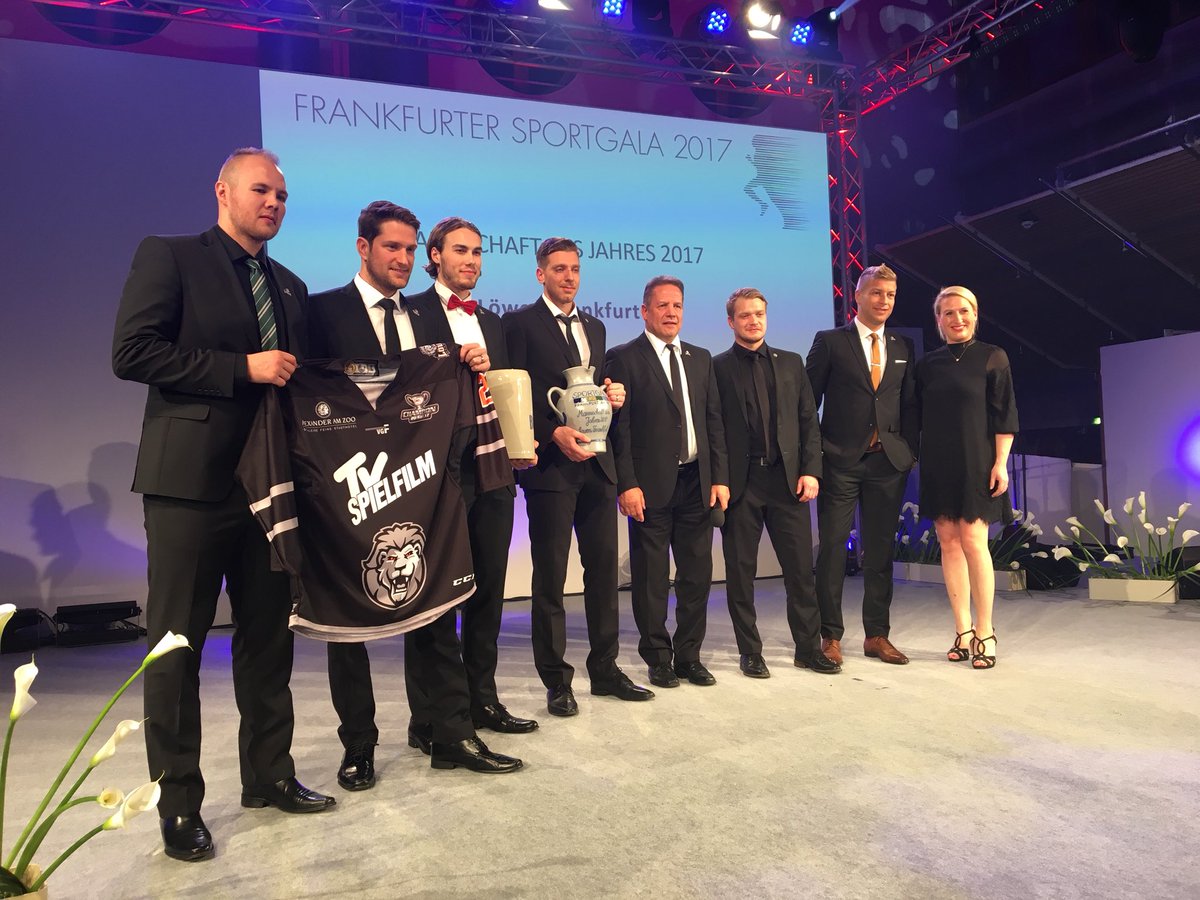 loewenfrankfurt's tweet photo. Hier ist sie: Frankfurts Mannschaft des Jahres! Danke! 🦁 #sportgala #frankfurt #loewenlive https://t.co/5htRDgdYj2