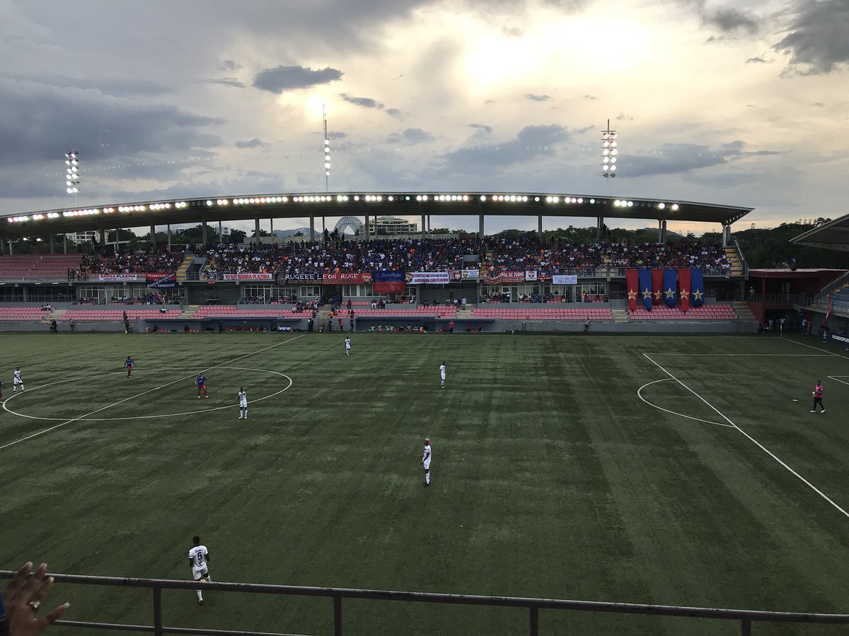 FacuKroeck's tweet photo. Que lindo ambiente #SemifinalesLPF @PlazaAmador @cdplazaamador https://t.co/XU9i5hrjLf