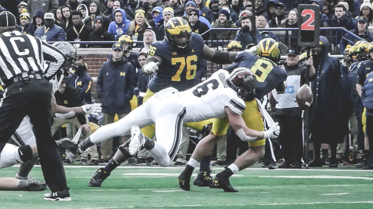 OhioStateFB's tweet photo. Coach &amp; Execute 💪

#GoBucks https://t.co/6qXV7Bj3Va