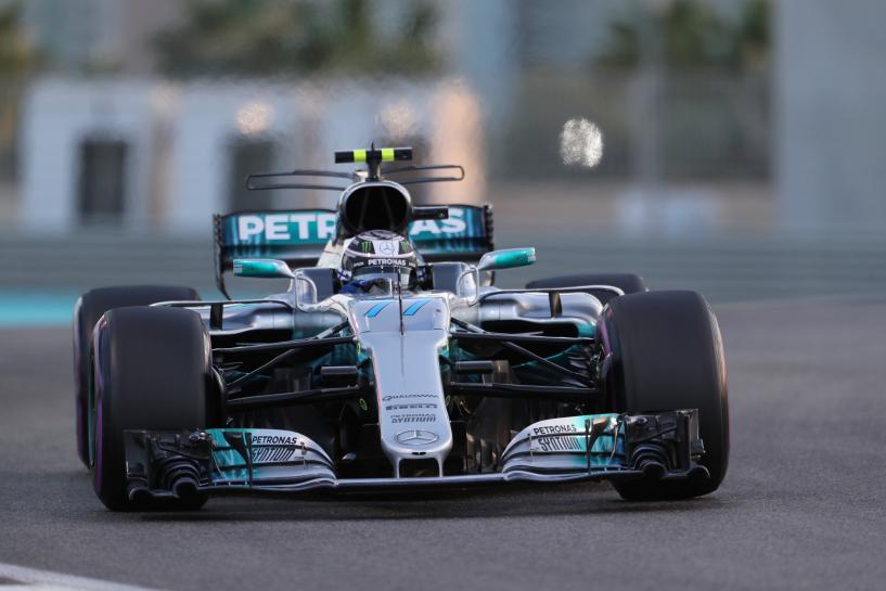 Reuters's tweet photo. Bottas denies Hamilton the final pole of 2017 https://t.co/97GwQP5wKW https://t.co/0Zy4YdQDFc