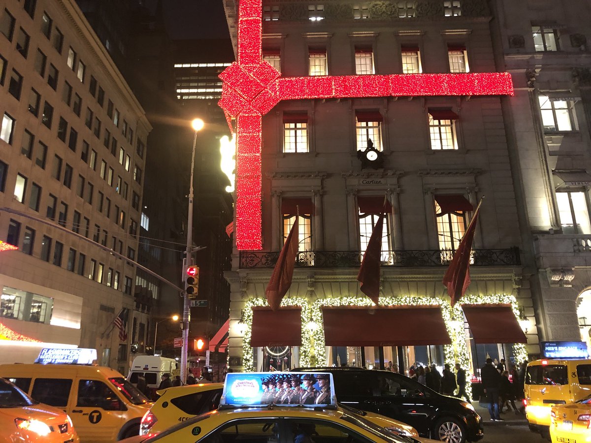 BrianFox46's tweet photo. Just spotted in #nyc!! @Panthers climbing the @Cartier building. Guess that’s a good sign for tomorrow. #panthersvsjets https://t.co/rObk9YKYxq