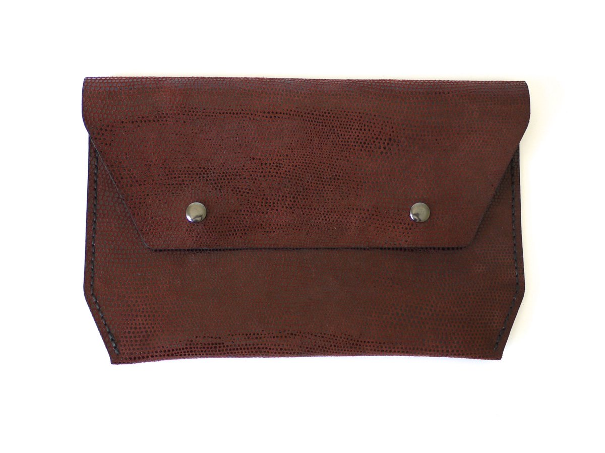 ArchetypeZ's tweet photo. New to my #etsy shop and on sale: Leather Clutch in Burgundy Brown, double magnetic closure, brown stitching, https://t.co/yYfYlifkmt #bagsandpurses #clutch #red #modernclutch #slimclutch #modernhandbag #weddingclutch #SmallBusinessSaturday #handmade https://t.co/L7j7xelsgD