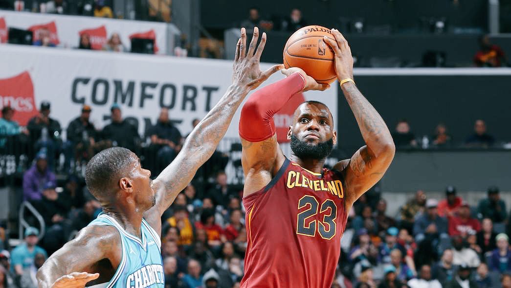 TheHoopCentral's tweet photo. LeBron has drastically improved his shooting % in his 15th season:

2016-2017: 54 FG%, 36 3P%, 67 FT%
2017-2018: 58 FG%, 42 3P%, 76 FT% https://t.co/pbLgpj6fVP