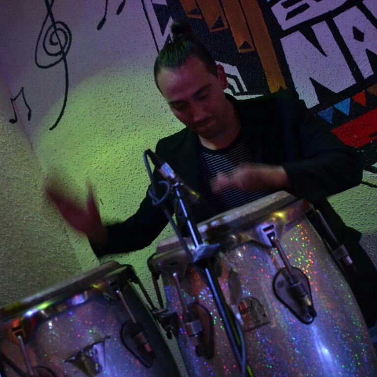 Erickee9's tweet photo. Aquí gozando en la peña del nano parra!
#Cumbia #tumbador #congas #percussion #Santiago #Chile #LaShimbombo #Musica https://t.co/jsnBjenSsA